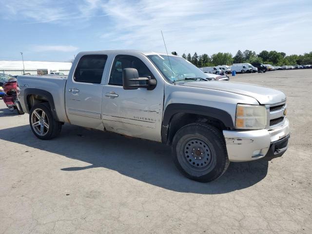 2GCEK13M071666486 - 2007 CHEVROLET SILVERADO K1500 CREW CAB SILVER photo 4