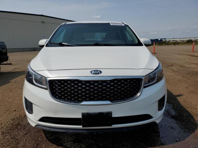 KNDMB5C18J6369961 - 2018 KIA SEDONA LX WHITE photo 5