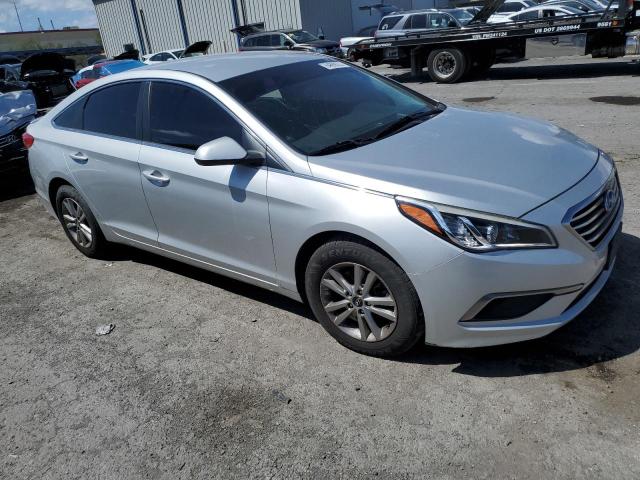 5NPE24AF9HH474456 - 2017 HYUNDAI SONATA SE SILVER photo 4