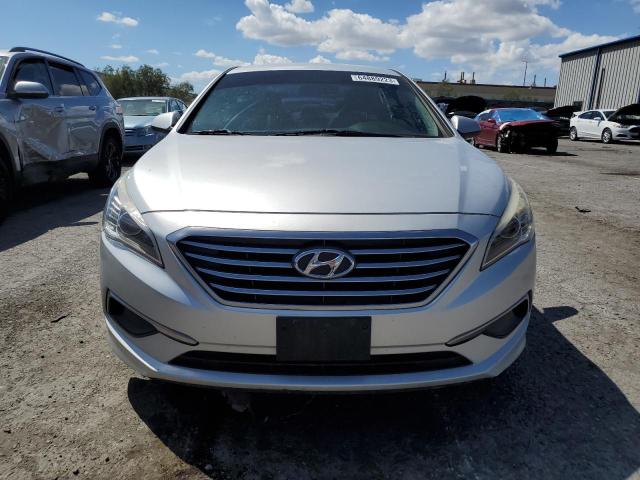 5NPE24AF9HH474456 - 2017 HYUNDAI SONATA SE SILVER photo 5