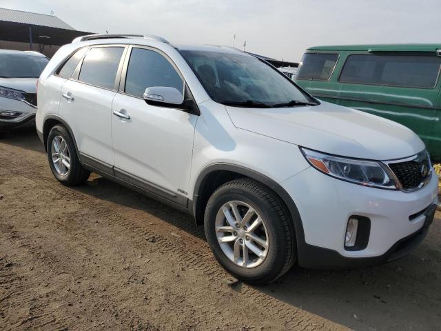 5XYKTCA66FG553856 - 2015 KIA SORENTO LX WHITE photo 4