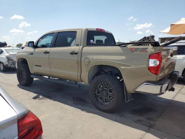 5TFDW5F14JX770868 - 2018 TOYOTA TUNDRA CREWMAX SR5 TAN photo 2