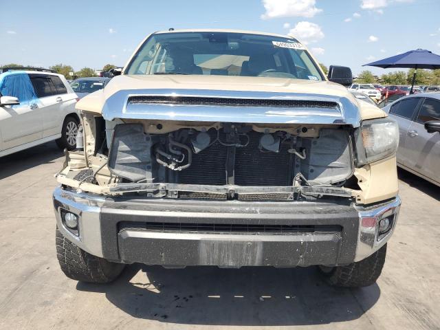 5TFDW5F14JX770868 - 2018 TOYOTA TUNDRA CREWMAX SR5 TAN photo 5