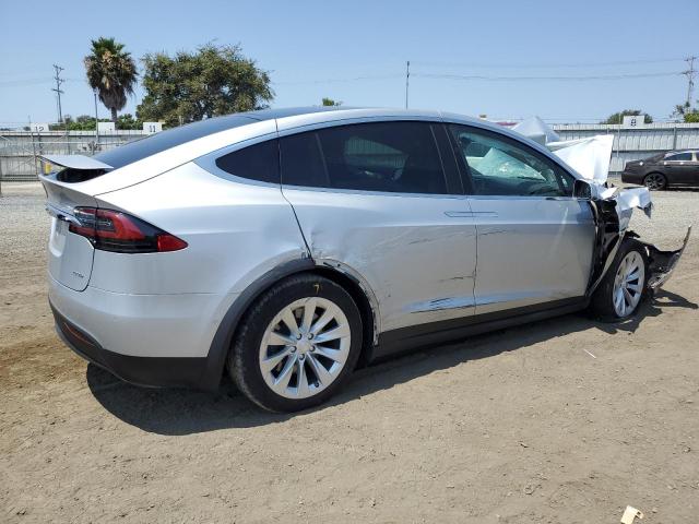 5YJXCBE29JF077299 - 2018 TESLA MODEL X SILVER photo 3