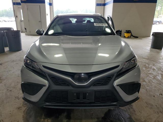 4T1G11AK3RU864026 - 2024 TOYOTA CAMRY SE NIGHT SHADE SILVER photo 5