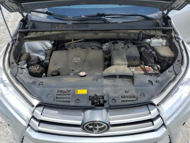 5TDKZRFH0KS566109 - 2019 TOYOTA HIGHLANDER SE SILVER photo 12