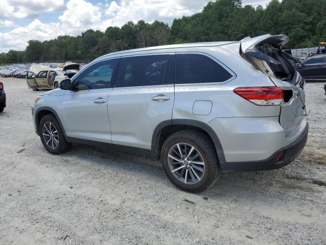 5TDKZRFH0KS566109 - 2019 TOYOTA HIGHLANDER SE SILVER photo 2