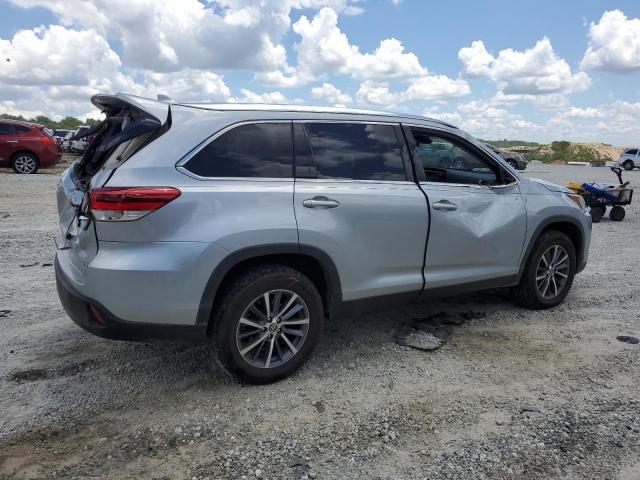 5TDKZRFH0KS566109 - 2019 TOYOTA HIGHLANDER SE SILVER photo 3