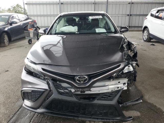 4T1G11AK3PU766627 - 2023 TOYOTA CAMRY SE NIGHT SHADE GRAY photo 5