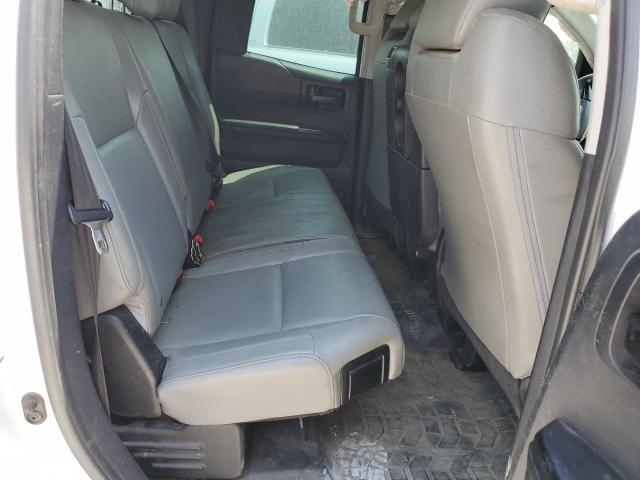 5TFRM5F1XHX115782 - 2017 TOYOTA TUNDRA DOUBLE CAB SR/SR5 WHITE photo 10