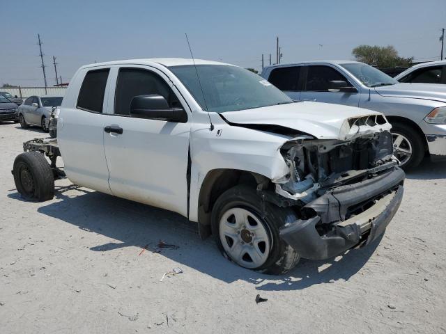 5TFRM5F1XHX115782 - 2017 TOYOTA TUNDRA DOUBLE CAB SR/SR5 WHITE photo 4