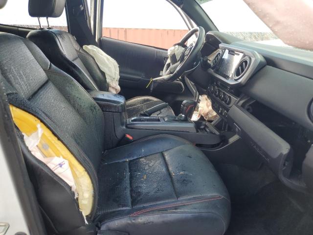 5TFCZ5ANXJX154346 - 2018 TOYOTA TACOMA DOUBLE CAB Weiß Foto 7