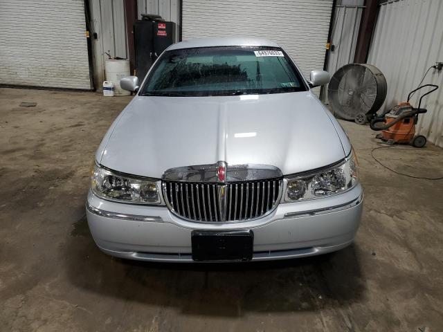 1LNHM81W51Y725374 - 2001 LINCOLN TOWN CAR EXECUTIVE SILVER photo 5