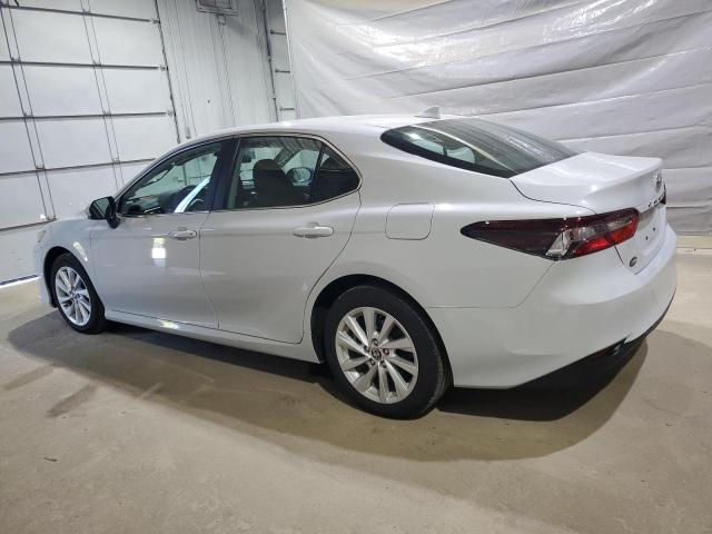 4T1C11AK8NU046977 - 2022 TOYOTA CAMRY LE WHITE photo 2