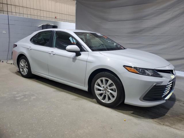 4T1C11AK8NU046977 - 2022 TOYOTA CAMRY LE WHITE photo 4