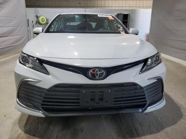 4T1C11AK8NU046977 - 2022 TOYOTA CAMRY LE WHITE photo 5