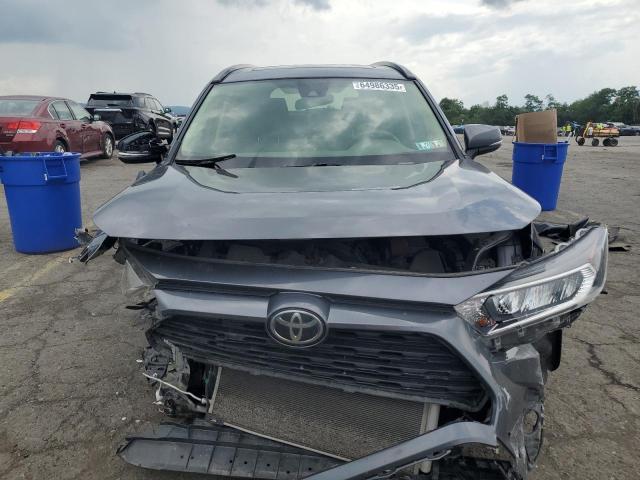 JTMP1RFV0KD502439 - 2019 TOYOTA RAV4 XLE Сірий фото 5