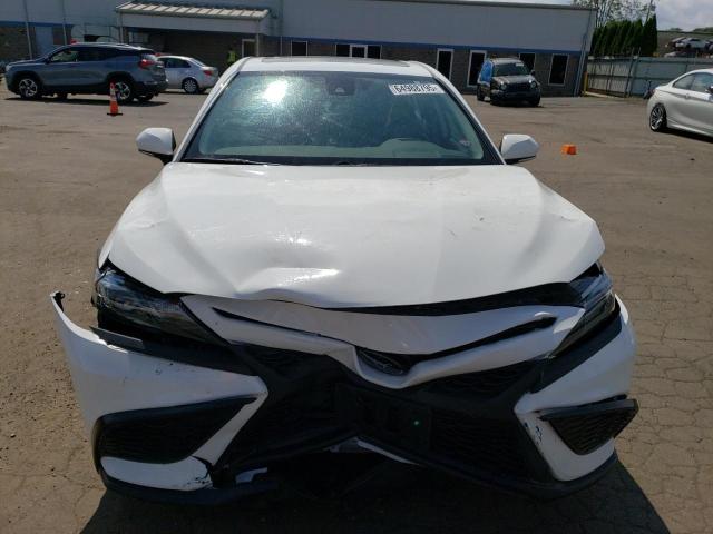 4T1T11BK8PU081519 - 2023 TOYOTA CAMRY SE NIGHT SHADE WHITE photo 5