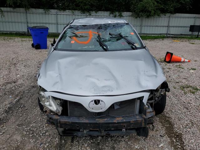 4T1BF3EK2AU524386 - 2010 TOYOTA CAMRY BASE SILVER photo 5