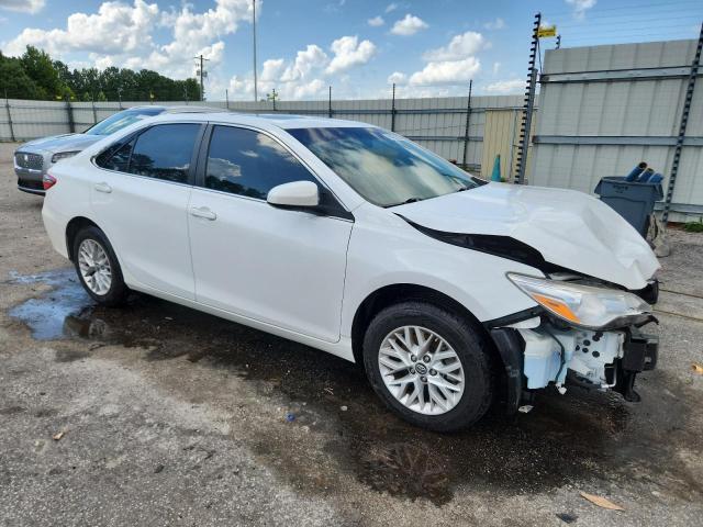 4T1BF1FK0HU368135 - 2017 TOYOTA CAMRY LE 白色 照片 4