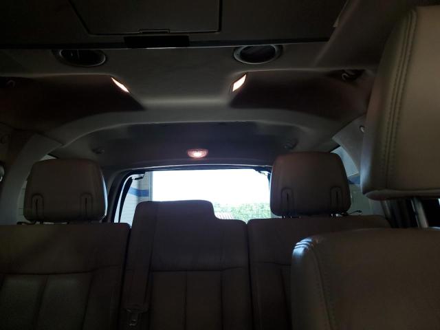 5LMJJ2J50AEJ00250 - 2010 LINCOLN NAVIGATOR WHITE photo 10