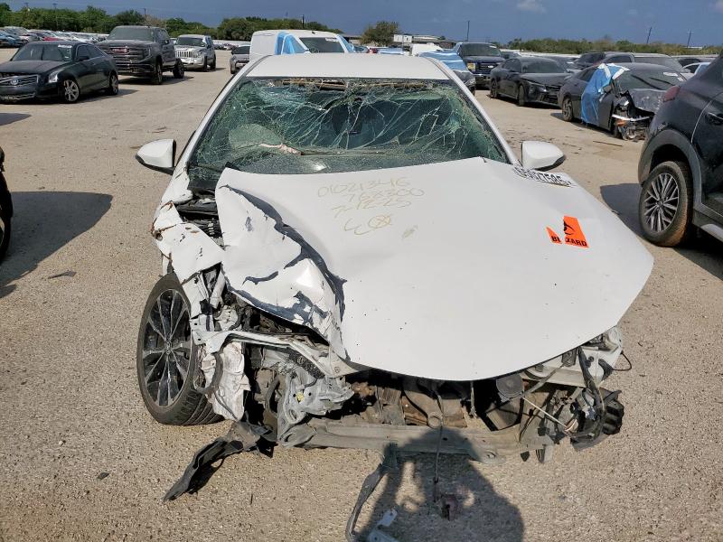 5YFBURHE2JP768300 - 2018 TOYOTA COROLLA L WHITE photo 5