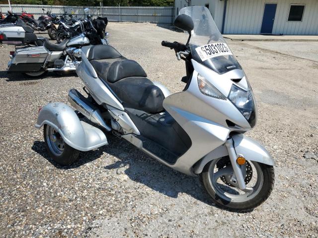 JH2PF01124K201761 - 2004 HONDA FSC600 D SILVER photo 1