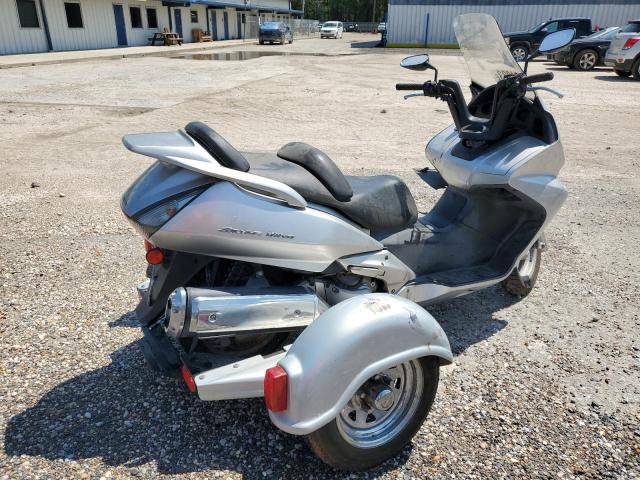 JH2PF01124K201761 - 2004 HONDA FSC600 D SILVER photo 4