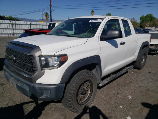 5TFRM5F1XJX129171 - 2018 TOYOTA TUNDRA DOUBLE CAB SR/SR5 WHITE photo 2