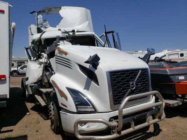 4V4WC9EH2NN604622 - 2022 VOLVO VNR WHITE photo 1