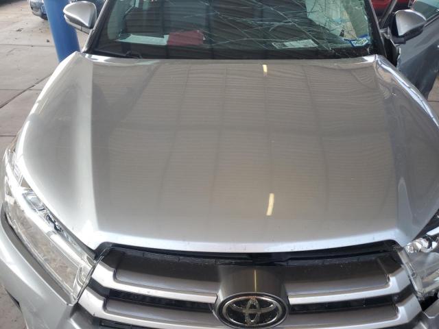 5TDKZRFH1JS534574 - 2018 TOYOTA HIGHLANDER SE SILVER photo 11