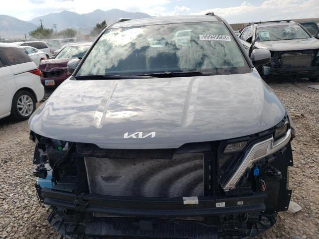 KNDNE5H36P6281957 - 2023 KIA CARNIVAL SX GRAY photo 5