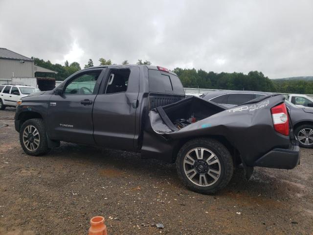 5TFUY5F14JX714357 - 2018 TOYOTA TUNDRA DOUBLE CAB SR/SR5 GRAY photo 2