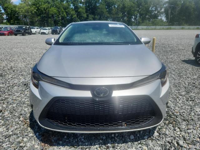 5YFEPMAE6NP336123 - 2022 TOYOTA COROLLA LE SILVER photo 5