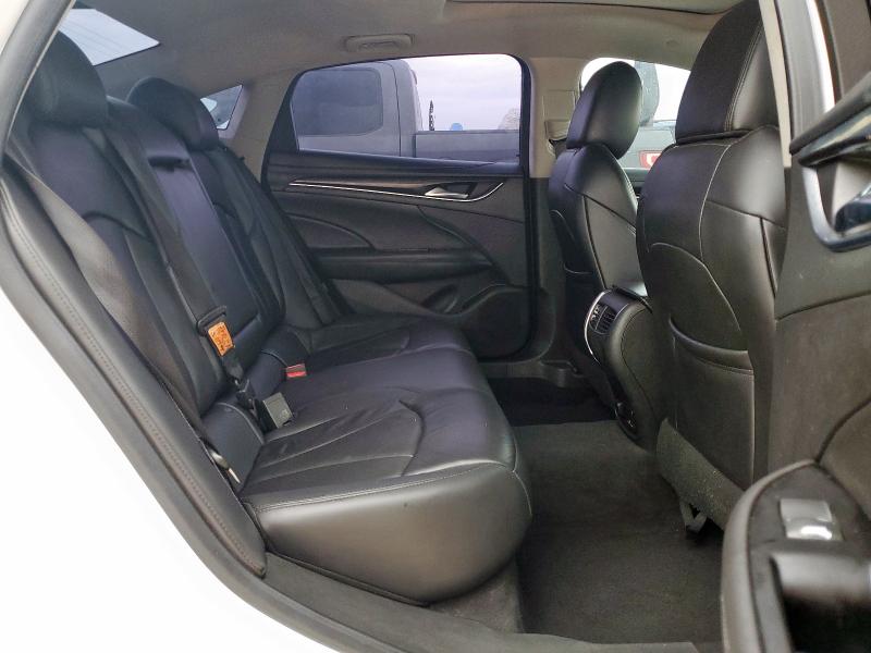 1G4ZR5SZ4JU127877 - 2018 BUICK LACROSSE PREMIUM Weiß Foto 11