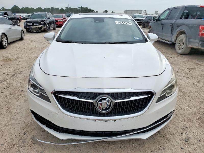 1G4ZR5SZ4JU127877 - 2018 BUICK LACROSSE PREMIUM Weiß Foto 5