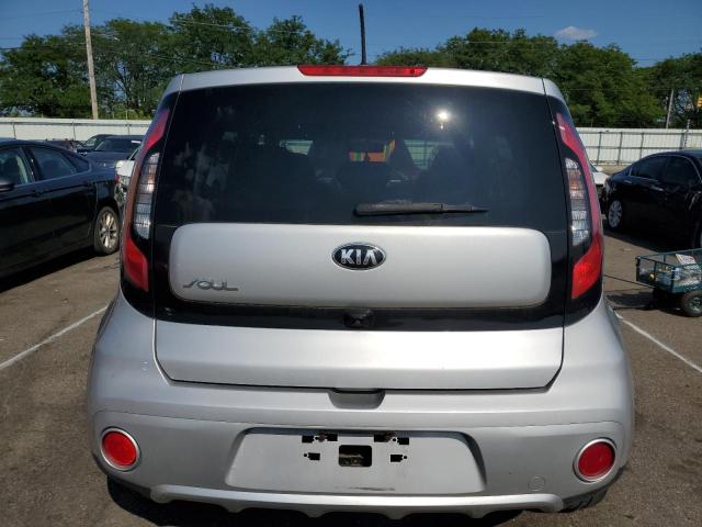 KNDJP3A58J7611284 - 2018 KIA SOUL + SILVER photo 6