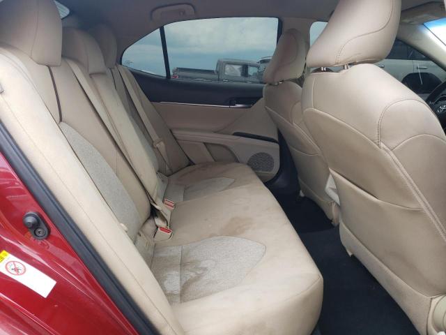 4T1B11HK6JU621797 - 2018 TOYOTA CAMRY L RED photo 10