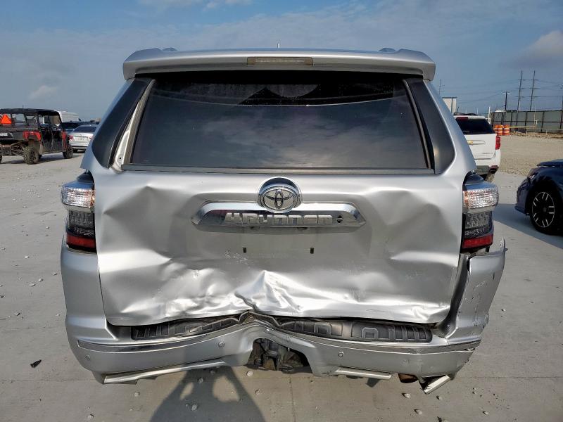 JTEBU5JR4H5472722 - 2017 TOYOTA 4RUNNER SR5/SR5 PREMIUM Сріблястий фото 6