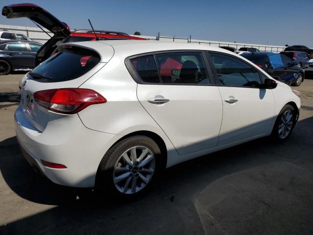 KNAFK5A89H5690929 - 2017 KIA FORTE LX WHITE photo 3