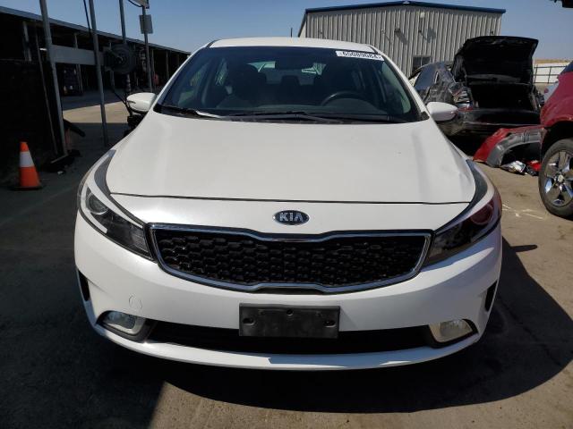 KNAFK5A89H5690929 - 2017 KIA FORTE LX WHITE photo 5