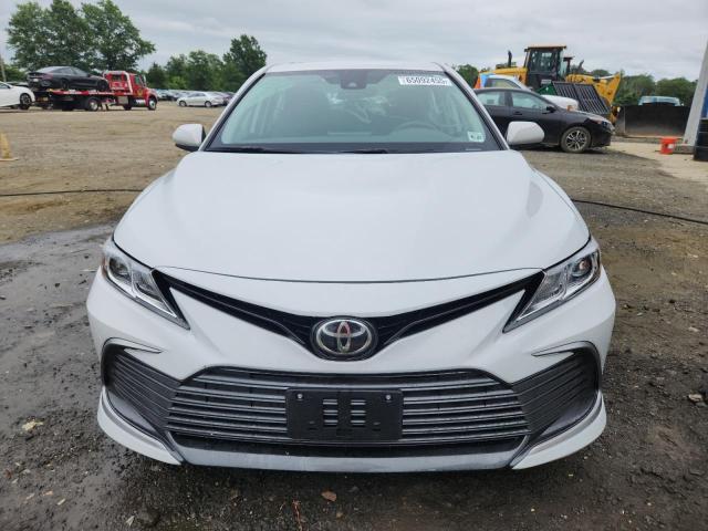 4T1C11AKXNU076174 - 2022 TOYOTA CAMRY LE WHITE photo 5