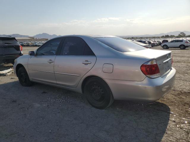 4T1BE32K75U504955 - 2005 TOYOTA CAMRY LE Silber Foto 2