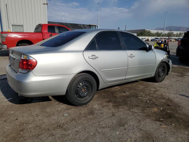 4T1BE32K75U504955 - 2005 TOYOTA CAMRY LE Silber Foto 3