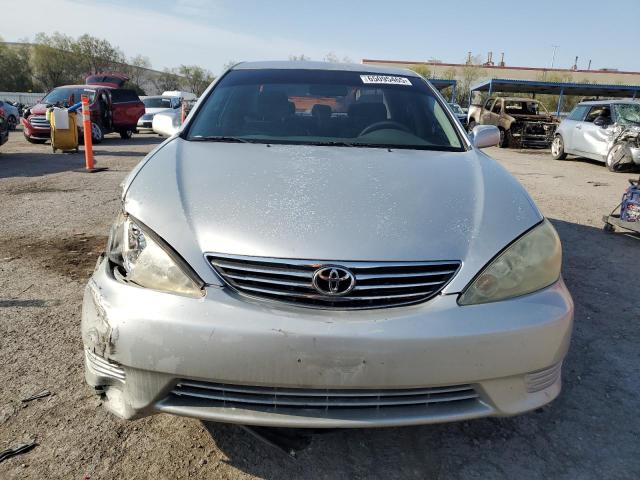 4T1BE32K75U504955 - 2005 TOYOTA CAMRY LE Silber Foto 5