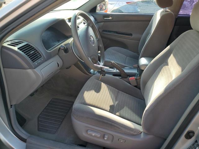 4T1BE32K75U504955 - 2005 TOYOTA CAMRY LE Silber Foto 7
