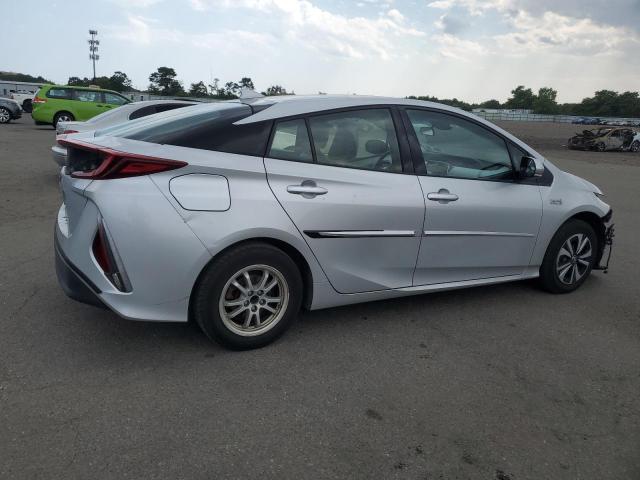 JTDKARFP6J3081441 - 2018 TOYOTA PRIUS PRIM ვერცხლისფერი ფოტო 3