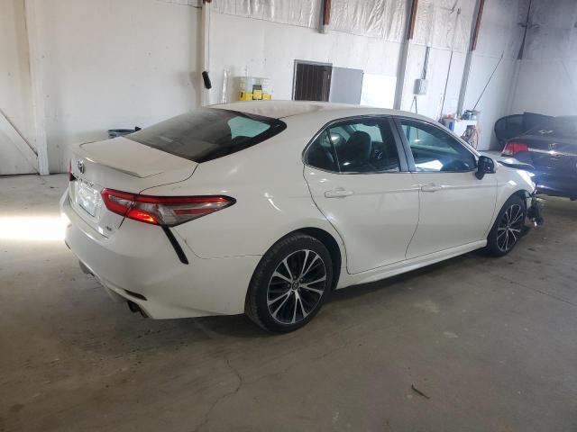 4T1B11HK0JU647764 - 2018 TOYOTA CAMRY L WHITE photo 3