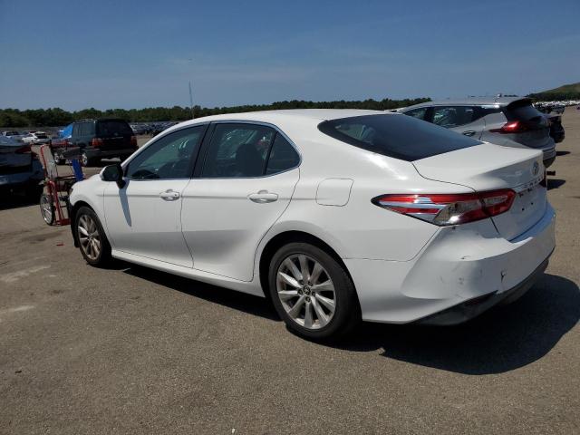 4T1B11HK7JU098161 - 2018 TOYOTA CAMRY L WHITE photo 2