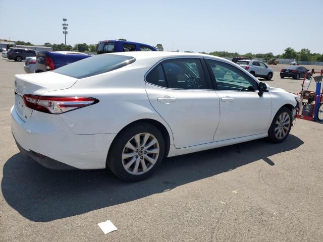 4T1B11HK7JU098161 - 2018 TOYOTA CAMRY L WHITE photo 3
